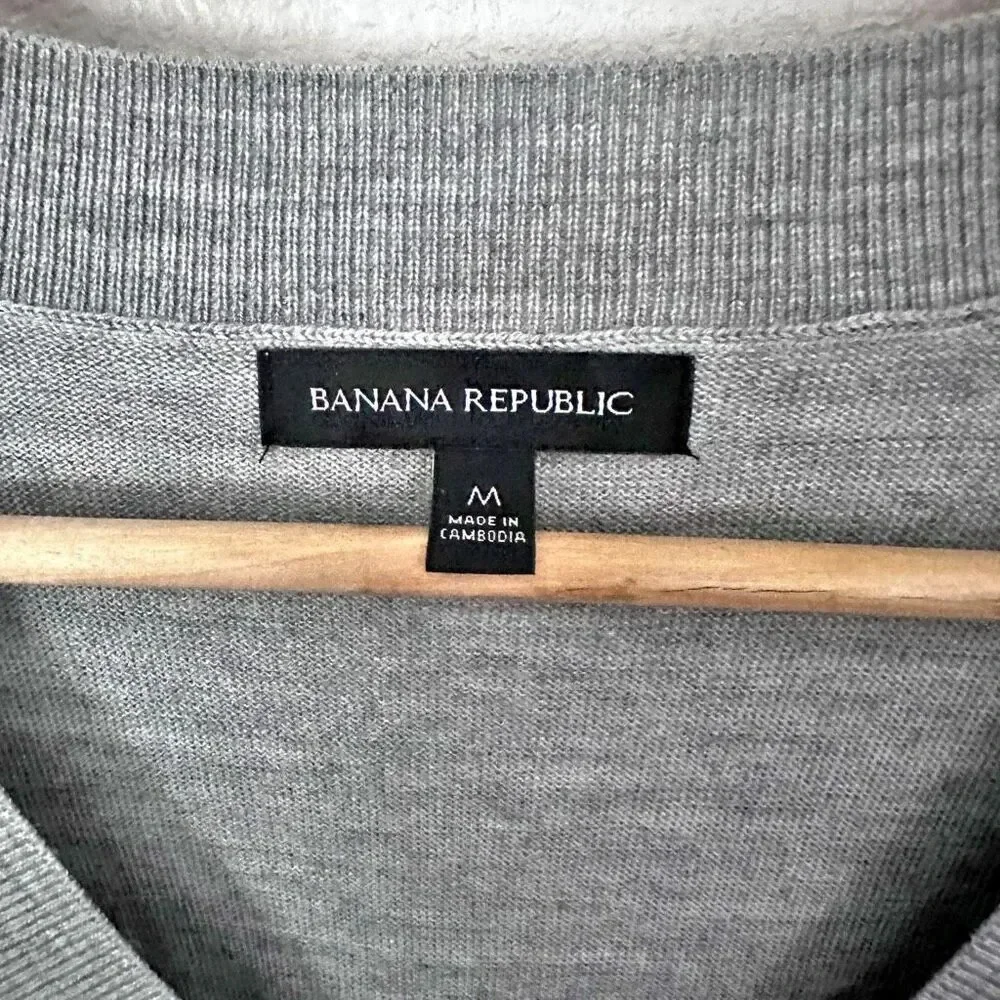 BANANA REPUBLIC | Heather Gray Long Sleeve V-Neck Merino Wool Sweater | Medium‎